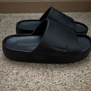 Used Nike slide on in good condition. Very comfortable m7/w8